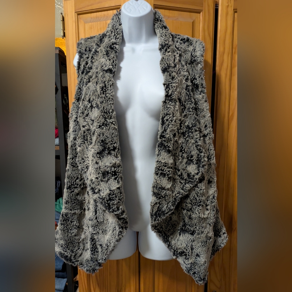 Dylan Faux Fur Waterfall Vest Sz. Medium